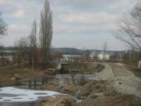 Průjezd do areálu po hrázi mezi marínou a startovacím bazénem Průjezd do areálu po hrázi mezi marínou a startovacím bazénem