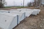 Betonové překážky použité na hranách skluzů, prostor pro zasazení trámů